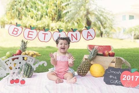 betina sorrindo batendo palmas cake smash frutas quitandinha gemeas'