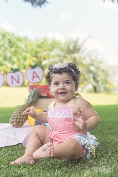 betina sentada sorrindo cake smash quitandinha gemeas'