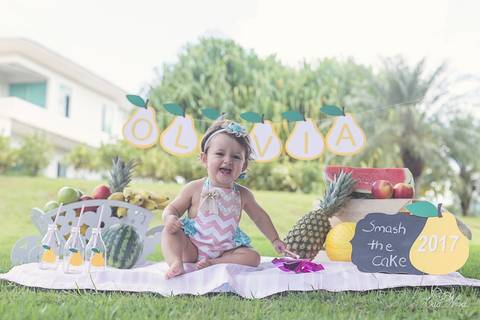 Olívia com catavento sorrindo cake smash quitandinha frutas gemeas'