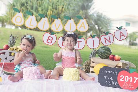 destruindo o bolo cake smash olivia betina frutas quitandinha bebes amassando bolo gemeas'