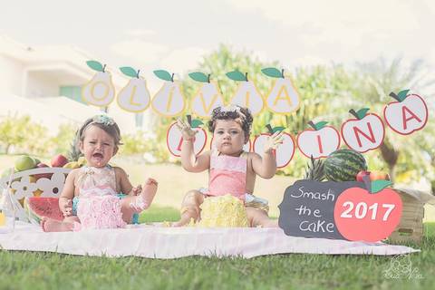 cake smash destruindo o bolo amassando frutas quitandinha bebe chorando gemeas'