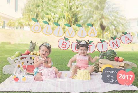 cake smash destruindo amassando bolo amarelo rosa vermelho frutas quitandinha sorrindo gemeas'
