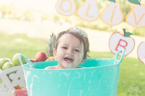 olivia sorrindo splash frutas quitandinha sorrindo banho gemeas'