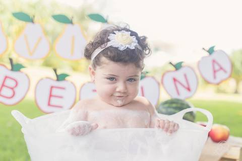 cara levada bebe splash frutas quitandinha banho gemeas'