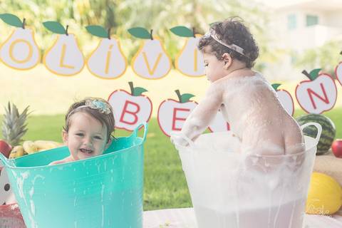 bebe sorrindo olivia betina bumbum de fora splash frutas quitandinha banho gemeas'
