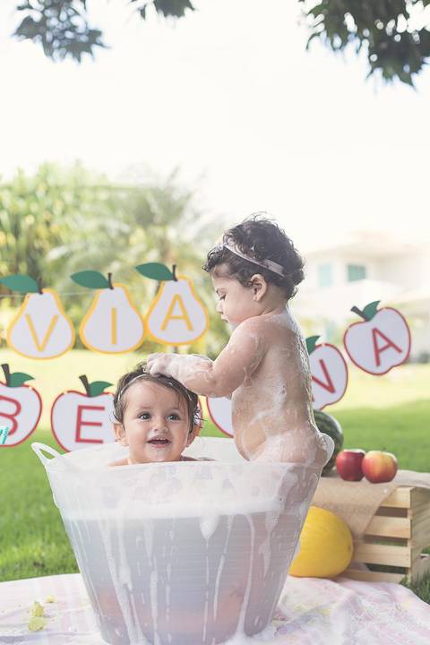 splash juntas gemeas betina lavando a cabeça cabelo da oliviafrutas quitandinha gemeas'