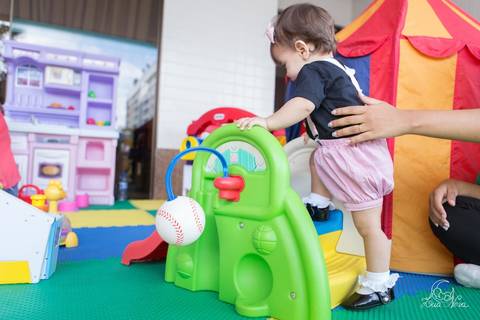 amanda subindo no mini escorrega mundo bita festa infantil 1 ano'