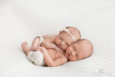bebê recém nascido newborn brasilia fotografa fotografo fotógrafa brasília df distrito federal baby bebe reborn book melhor leticia franco letícia gemeos twins '