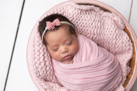 bebê recém nascido newborn brasilia fotografa fotografo fotógrafa brasília df distrito federal baby bebe reborn book melhor leticia franco letícia  wrap enrolado '