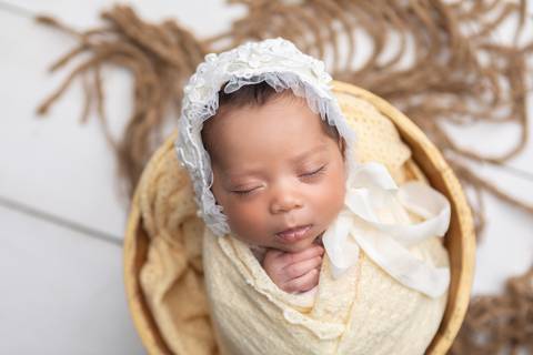 bebê recém nascido newborn brasilia fotografa fotografo fotógrafa brasília df distrito federal baby bebe reborn book melhor leticia franco letícia  wrap enrolado '