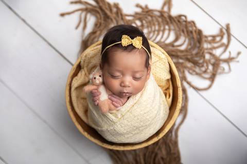 bebê recém nascido newborn brasilia fotografa fotografo fotógrafa brasília df distrito federal baby bebe reborn book melhor leticia franco letícia  wrap enrolado '