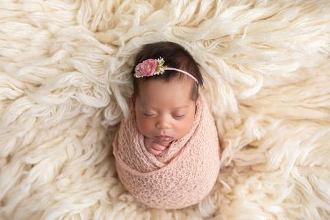 bebê recém nascido newborn brasilia fotografa fotografo fotógrafa brasília df distrito federal baby bebe reborn book melhor leticia franco letícia  wrap enrolado '