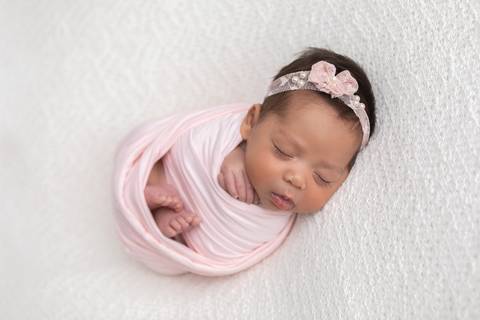 bebê recém nascido newborn brasilia fotografa fotografo fotógrafa brasília df distrito federal baby bebe reborn book melhor leticia franco letícia  wrap enrolado '