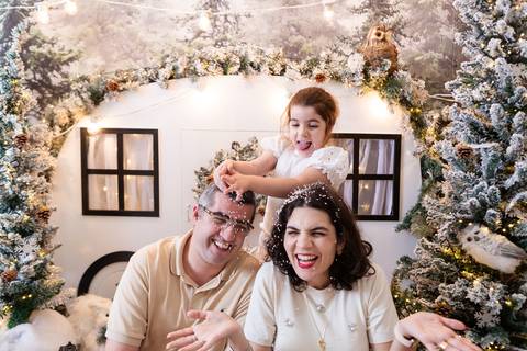 ensaio de natal bebê touca de papai noel brasilia df registrado pela fotógrafa letícia franco papai noel arvore guirlanda pijama carter's carters  trailer neve'