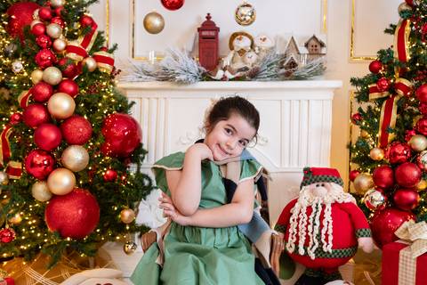 ensaio de natal bebê touca de papai noel brasilia df registrado pela fotógrafa letícia franco papai noel arvore guirlanda pijama carter's carters  trailer neve lareira de natal arvores com cachos de bola'