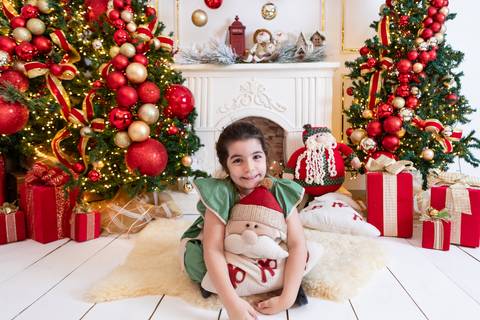 ensaio de natal bebê touca de papai noel brasilia df registrado pela fotógrafa letícia franco papai noel arvore guirlanda pijama carter's carters  trailer neve lareira de natal arvores com cachos de bola'