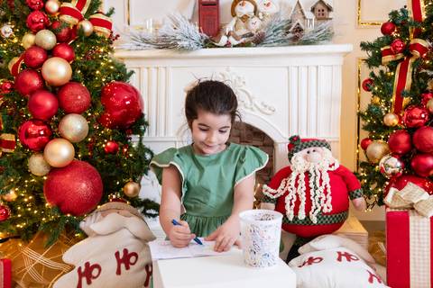 ensaio de natal bebê touca de papai noel brasilia df registrado pela fotógrafa letícia franco papai noel arvore guirlanda pijama carter's carters  trailer neve lareira de natal arvores com cachos de bola'