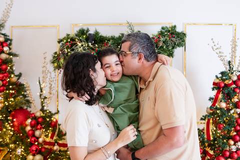 ensaio de natal bebê touca de papai noel brasilia df registrado pela fotógrafa letícia franco papai noel arvore guirlanda pijama carter's carters  trailer neve lareira de natal arvores com cachos de bola'