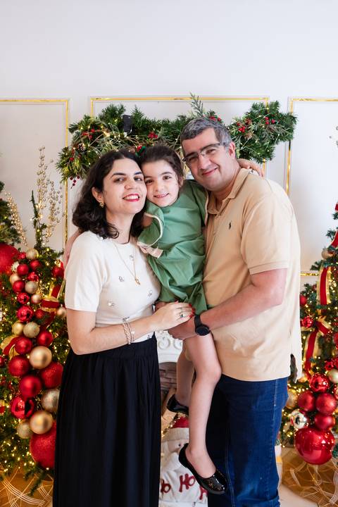 ensaio de natal bebê touca de papai noel brasilia df registrado pela fotógrafa letícia franco papai noel arvore guirlanda pijama carter's carters  trailer neve lareira de natal arvores com cachos de bola'