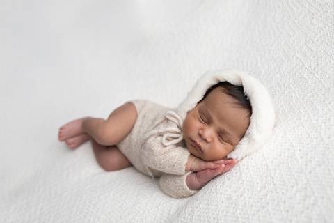 bebê recém nascido newborn brasilia fotografa fotografo fotógrafa brasília df distrito federal baby bebe reborn book melhor leticia franco letícia  wrap enrolado 
ladinho muso'