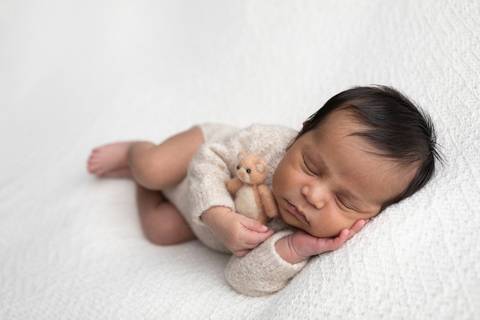 bebê recém nascido newborn brasilia fotografa fotografo fotógrafa brasília df distrito federal baby bebe reborn book melhor leticia franco letícia  wrap enrolado 
ladinho muso com ursinho'