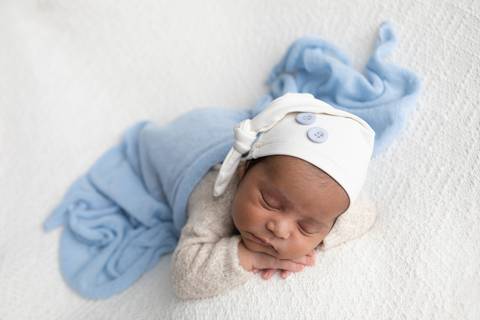 bebê recém nascido newborn brasilia fotografa fotografo fotógrafa brasília df distrito federal baby bebe reborn book melhor leticia franco letícia  wrap enrolado 
mão no queixo'