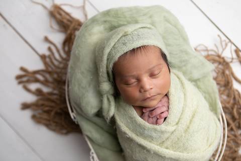 bebê recém nascido newborn brasilia fotografa fotografo fotógrafa brasília df distrito federal baby bebe reborn book melhor leticia franco letícia  wrap enrolado 
'