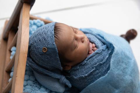 bebê recém nascido newborn brasilia fotografa fotografo fotógrafa brasília df distrito federal baby bebe reborn book melhor leticia franco letícia  wrap enrolado 
'