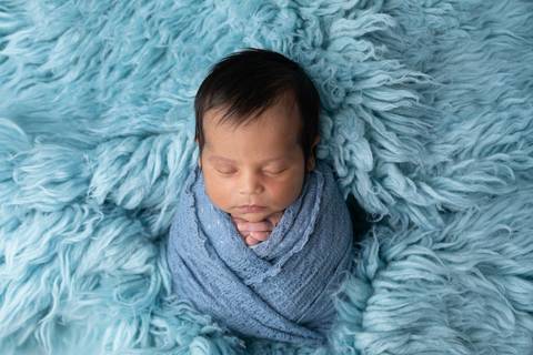 bebê recém nascido newborn brasilia fotografa fotografo fotógrafa brasília df distrito federal baby bebe reborn book melhor leticia franco letícia  wrap enrolado 
'