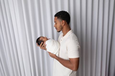 bebê recém nascido newborn brasilia fotografa fotografo fotógrafa brasília df distrito federal baby bebe reborn book melhor leticia franco letícia  wrap enrolado 
'