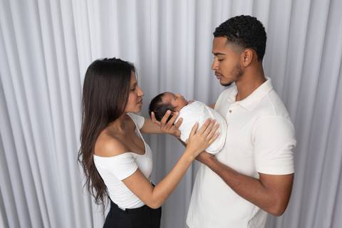 bebê recém nascido newborn brasilia fotografa fotografo fotógrafa brasília df distrito federal baby bebe reborn book melhor leticia franco letícia  wrap enrolado 
'