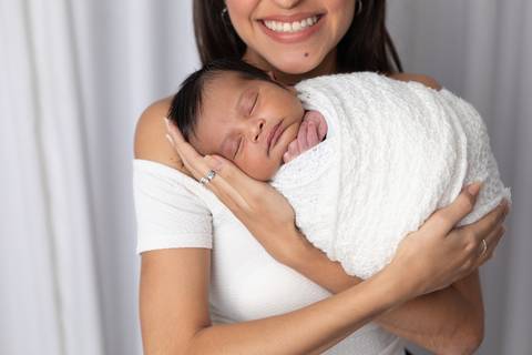 bebê recém nascido newborn brasilia fotografa fotografo fotógrafa brasília df distrito federal baby bebe reborn book melhor leticia franco letícia  wrap enrolado 
'