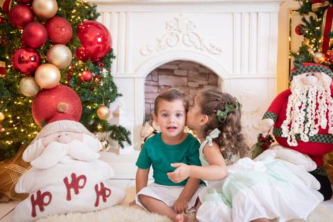 ensaio de natal bebê touca de papai noel brasilia df registrado pela fotógrafa letícia franco papai noel arvore guirlanda pijama carter's carters  trailer neve'