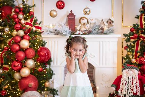 ensaio de natal bebê touca de papai noel brasilia df registrado pela fotógrafa letícia franco papai noel arvore guirlanda pijama carter's carters  trailer neve'