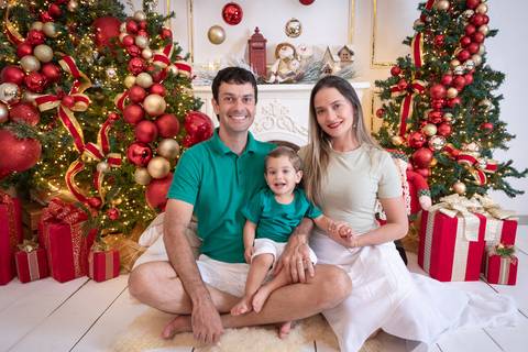 ensaio de natal bebê touca de papai noel brasilia df registrado pela fotógrafa letícia franco papai noel arvore guirlanda pijama carter's carters  trailer neve'