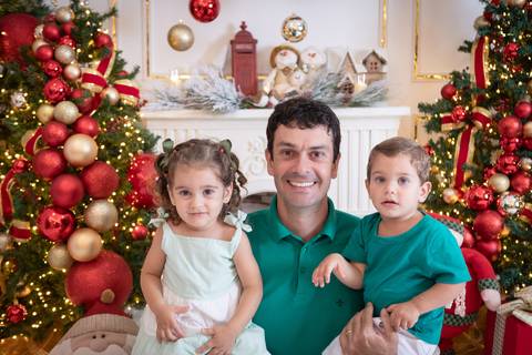 ensaio de natal bebê touca de papai noel brasilia df registrado pela fotógrafa letícia franco papai noel arvore guirlanda pijama carter's carters  trailer neve'