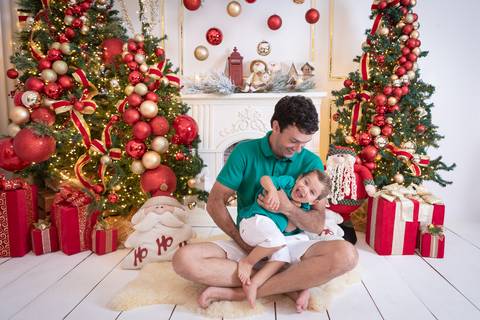 ensaio de natal bebê touca de papai noel brasilia df registrado pela fotógrafa letícia franco papai noel arvore guirlanda pijama carter's carters  trailer neve'