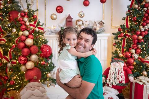 ensaio de natal bebê touca de papai noel brasilia df registrado pela fotógrafa letícia franco papai noel arvore guirlanda pijama carter's carters  trailer neve'