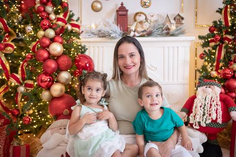 ensaio de natal bebê touca de papai noel brasilia df registrado pela fotógrafa letícia franco papai noel arvore guirlanda pijama carter's carters  trailer neve'