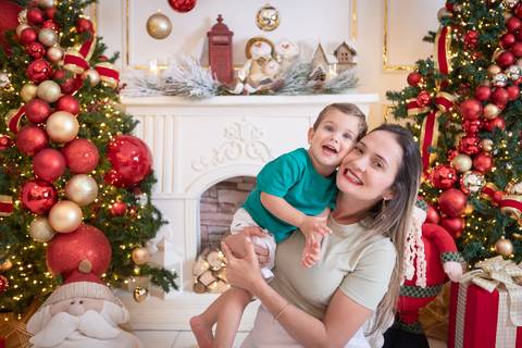 ensaio de natal bebê touca de papai noel brasilia df registrado pela fotógrafa letícia franco papai noel arvore guirlanda pijama carter's carters  trailer neve'