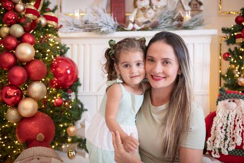 ensaio de natal bebê touca de papai noel brasilia df registrado pela fotógrafa letícia franco papai noel arvore guirlanda pijama carter's carters  trailer neve'