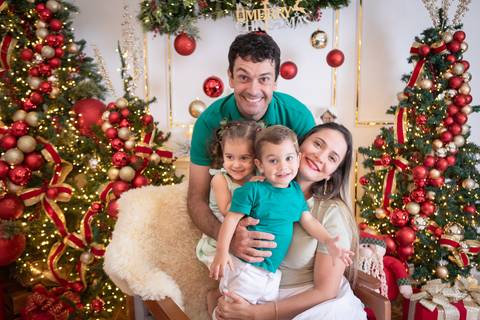 ensaio de natal bebê touca de papai noel brasilia df registrado pela fotógrafa letícia franco papai noel arvore guirlanda pijama carter's carters  trailer neve'