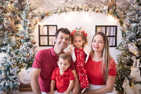 ensaio de natal bebê touca de papai noel brasilia df registrado pela fotógrafa letícia franco papai noel arvore guirlanda pijama carter's carters  trailer neve'