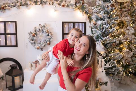 ensaio de natal bebê touca de papai noel brasilia df registrado pela fotógrafa letícia franco papai noel arvore guirlanda pijama carter's carters  trailer neve'