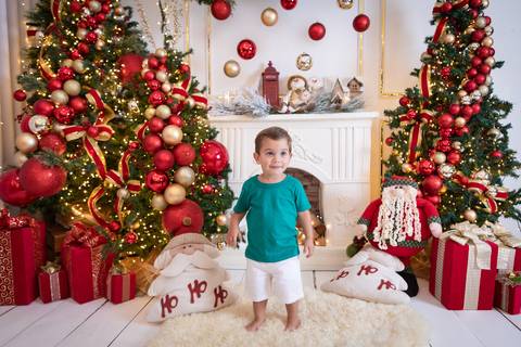 ensaio de natal bebê touca de papai noel brasilia df registrado pela fotógrafa letícia franco papai noel arvore guirlanda pijama carter's carters  trailer neve'