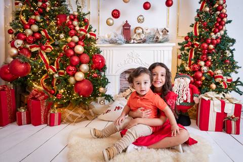 ensaio de natal bebê touca de papai noel brasilia df registrado pela fotógrafa letícia franco papai noel arvore guirlanda pijama carter's carters  trailer neve'