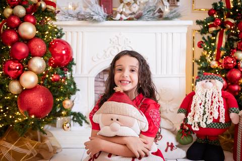 ensaio de natal bebê touca de papai noel brasilia df registrado pela fotógrafa letícia franco papai noel arvore guirlanda pijama carter's carters  trailer neve'