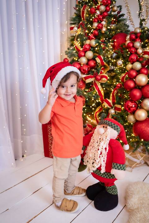 ensaio de natal bebê touca de papai noel brasilia df registrado pela fotógrafa letícia franco papai noel arvore guirlanda pijama carter's carters  trailer neve'