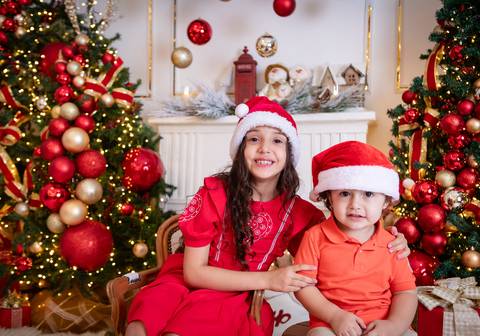 ensaio de natal bebê touca de papai noel brasilia df registrado pela fotógrafa letícia franco papai noel arvore guirlanda pijama carter's carters  trailer neve'