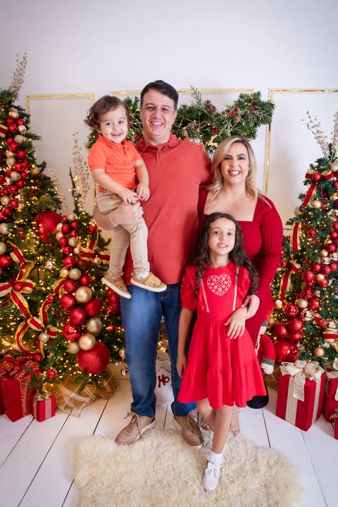 ensaio de natal bebê touca de papai noel brasilia df registrado pela fotógrafa letícia franco papai noel arvore guirlanda pijama carter's carters  trailer neve'